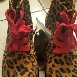 Sophie 17 Girl Leopardess Tan Leopard Print Red with extra shoestrings